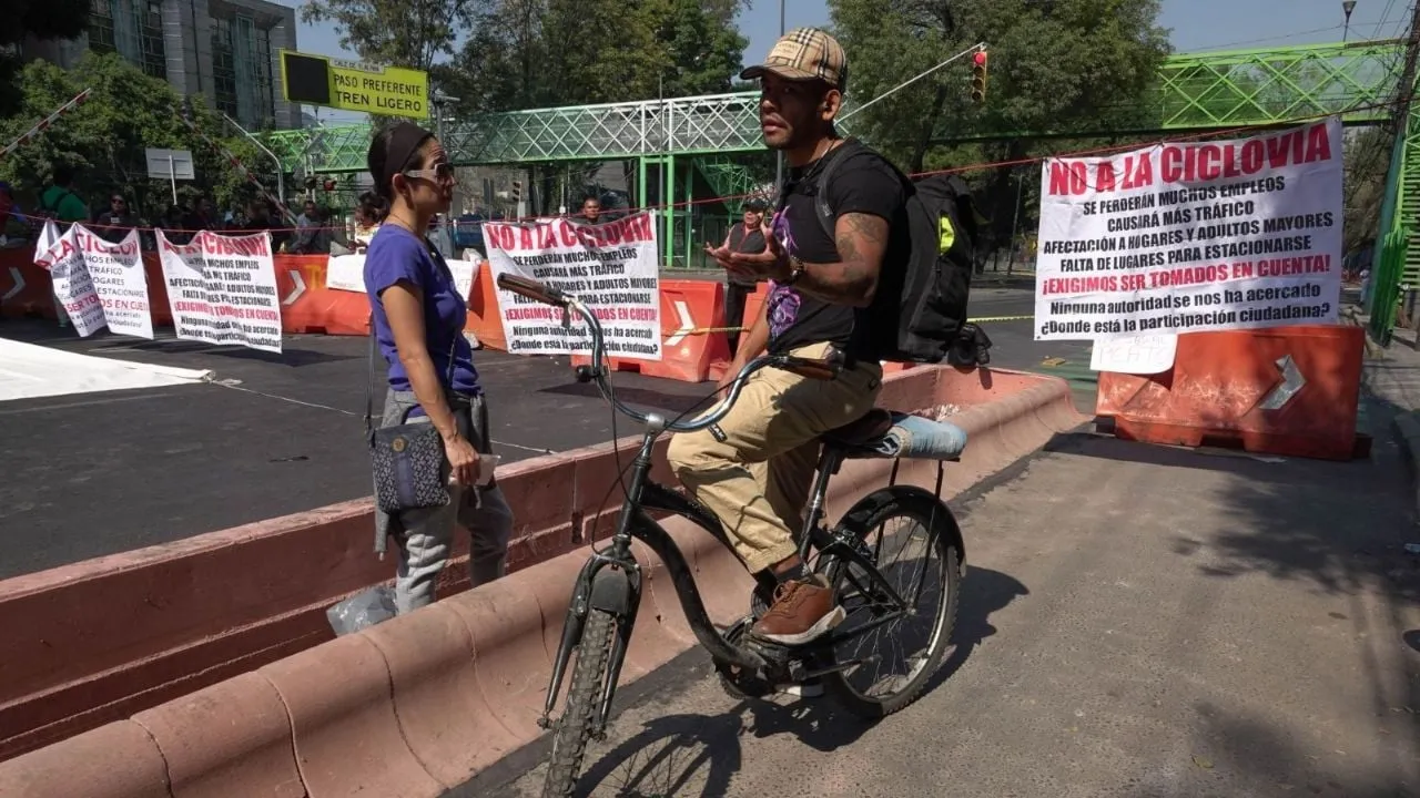 Vecinos de Calzada de Tlalpan protestan para exigir el cambio del trazo de la ciclovía