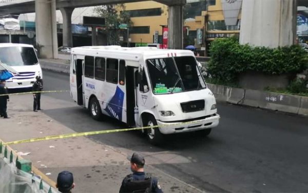 Asesinan de ocho balazos a conductor de ruta al interior de su unidad en Miguel Hidalgo