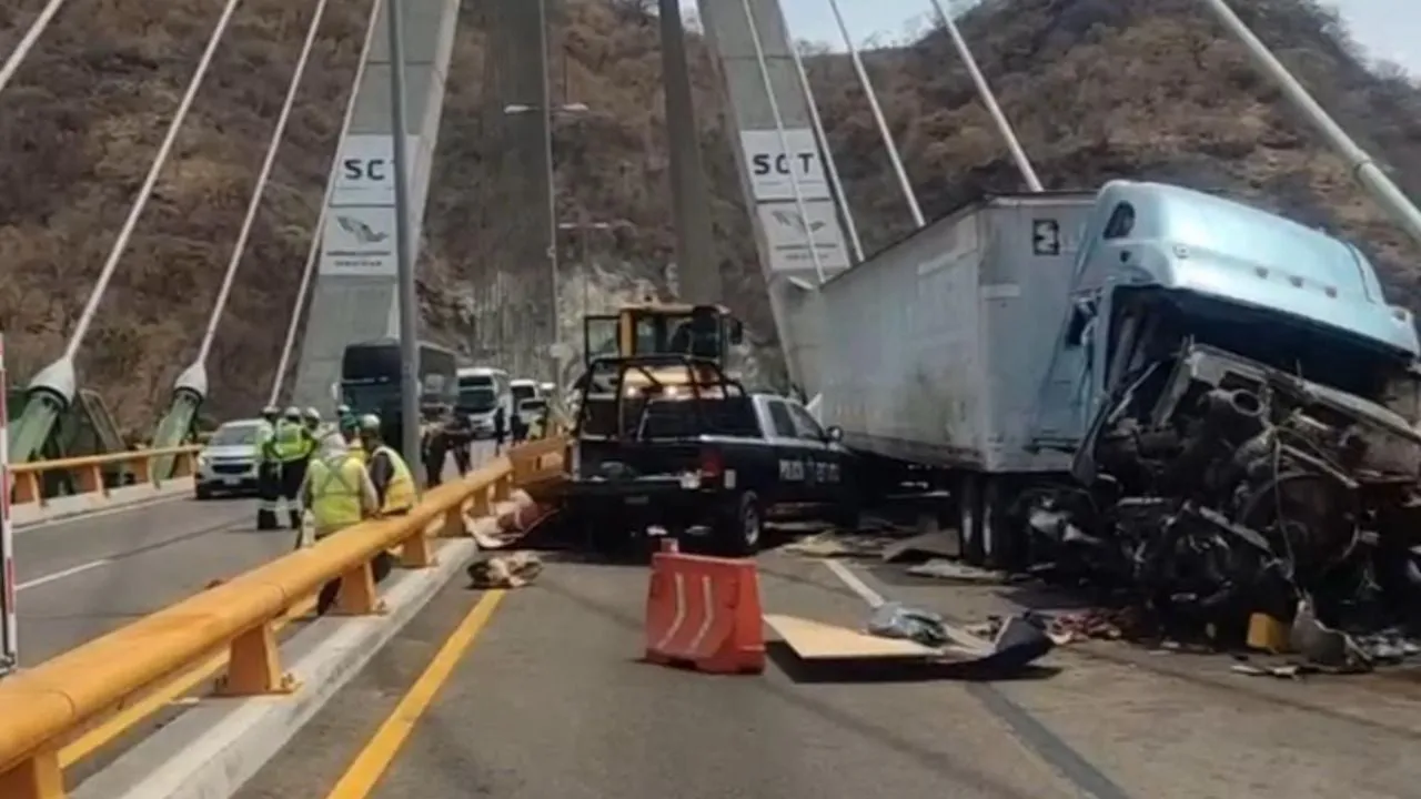 Tráiler que iba en sentido contrario chocó contra retén y mató a tres agentes en la Durango-Mazatlán