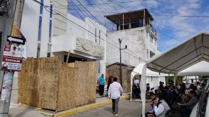Cuerpo del alcalde asesinado de Chilpancingo es velado dentro de una iglesia