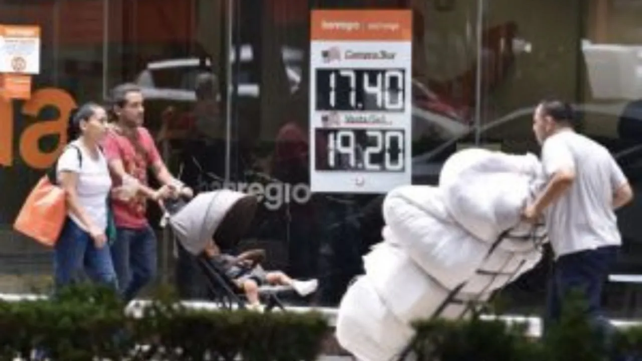 Peso gana frente al dólar mientras en la Fed hay cautela por recorte de tasas