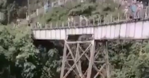 Muere luego de brincar de puente, sin estar amarrada.