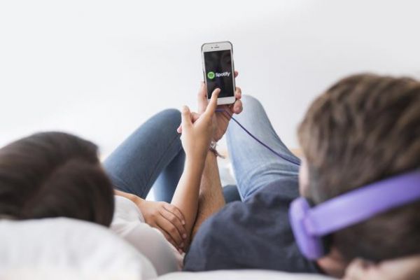 ¿Cómo escuchar música en Spotify con amigos a larga distancia?
