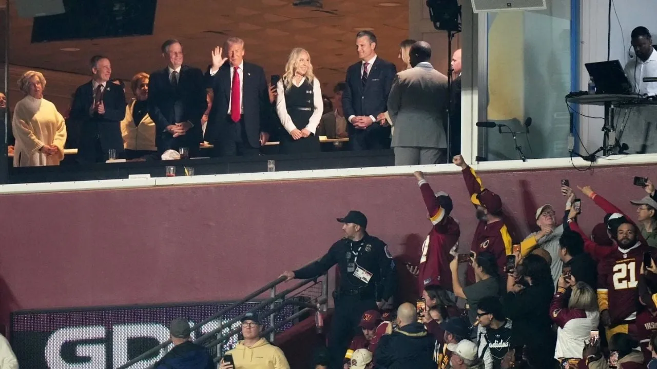 Trump es recibido con abucheos durante el partido de Commanders vs. Lions en la NFL (Video)