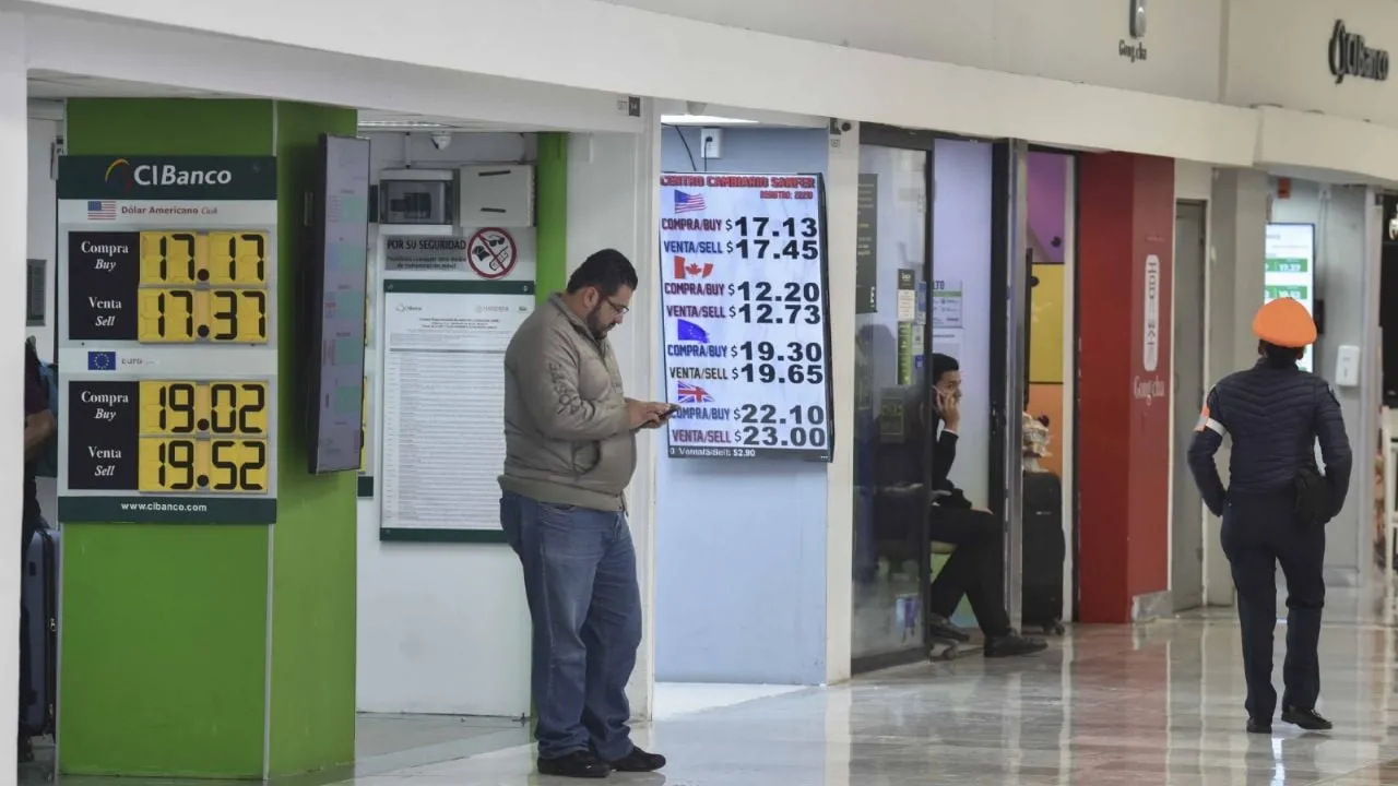 Con corrupción y simulación, la CNBV busca despojar registros a casas de cambio en el AICM