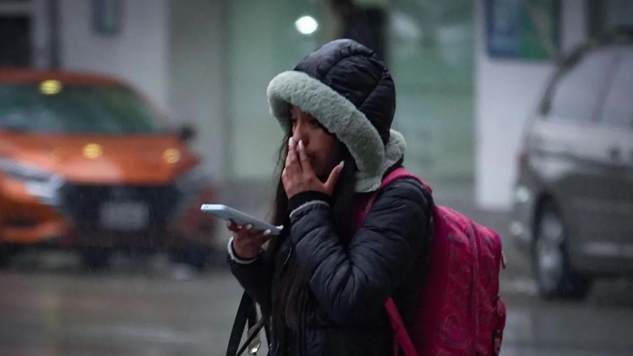 Frente frío 25 y masa de aire ártico provocarán lluvias, nieve y heladas este domingo