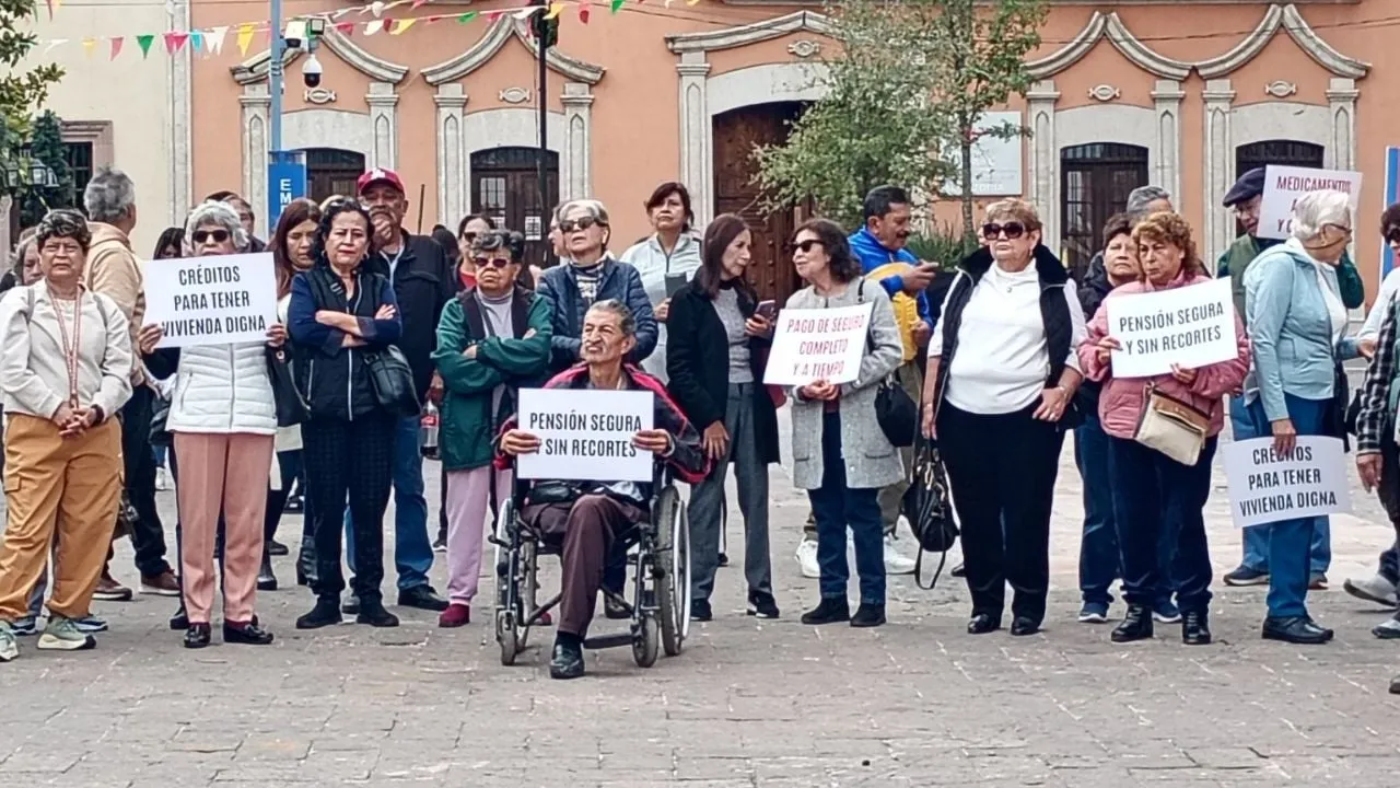 Maestros jubilados protestan en Coahuila por errores en cálculo de percepciones