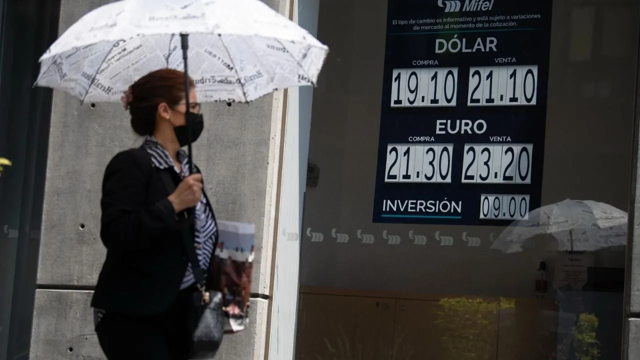 Peso se depreció ligeramente por pronósticos económicos de la OCDE