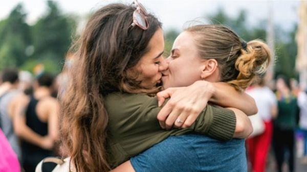 ETS que se presentan en mujeres, comúnmente lesbianas. 