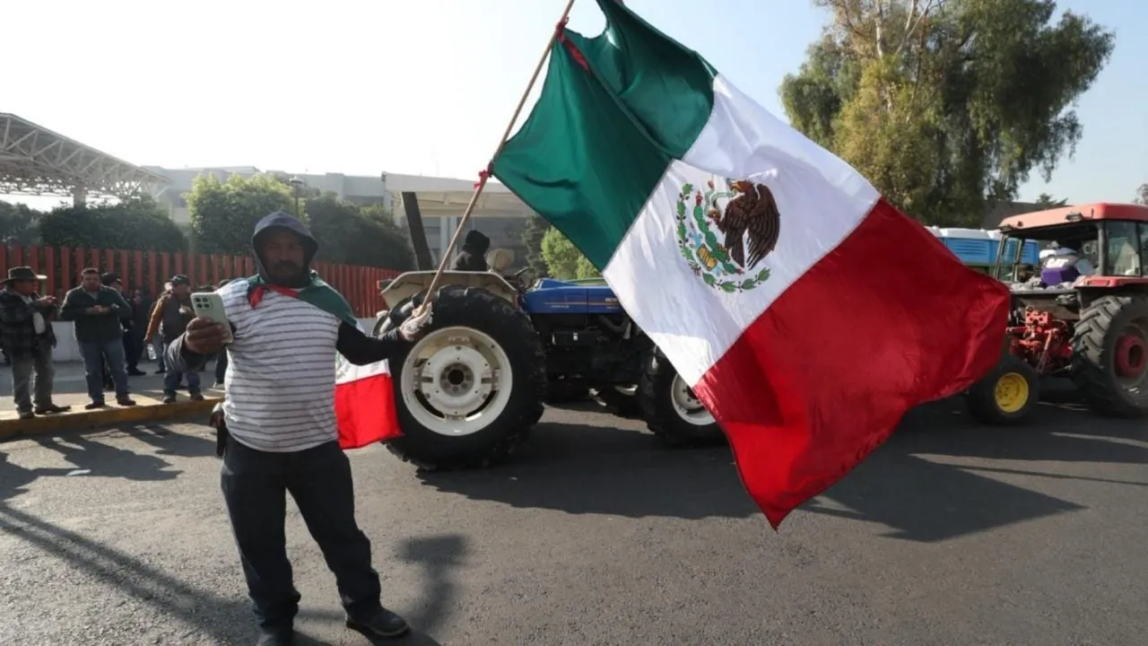 Con tractores, agricultores protestan en la Cámara de Diputados contra la Ley de Aguas