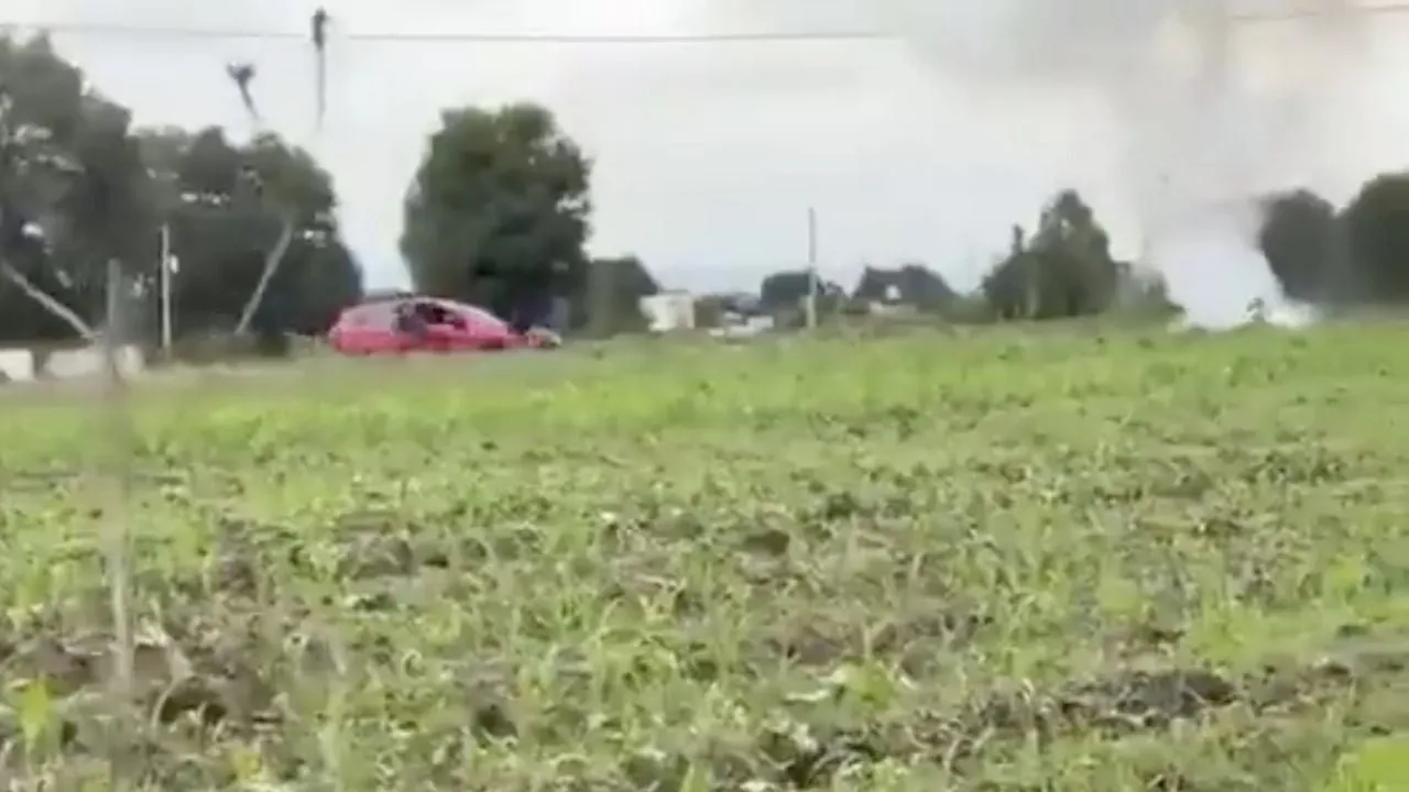 Explotan granadas a policías justo cuando acudieron a levantar cuerpos (Video)