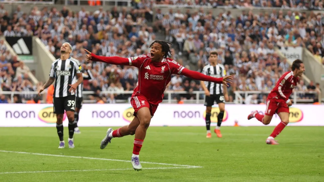 Rio Ngumoha, de 16 años, anota agónico gol para que Liverpool derrote 3-2 al Newcastle