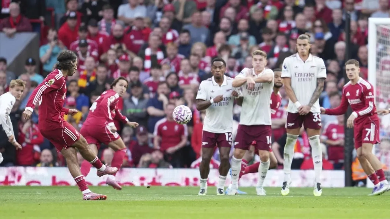 Liverpool vence 1-0 al Arsenal con gol de Szoboszlai y se mantiene como líder de la Premier League