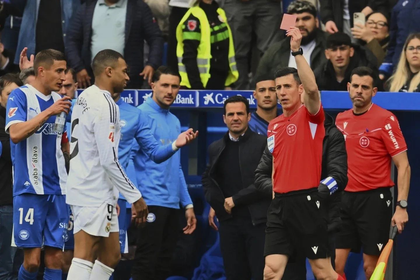 Real Madrid vence 1-0 al Alavés; Mbappé fue expulsado en el primer tiempo (Video)