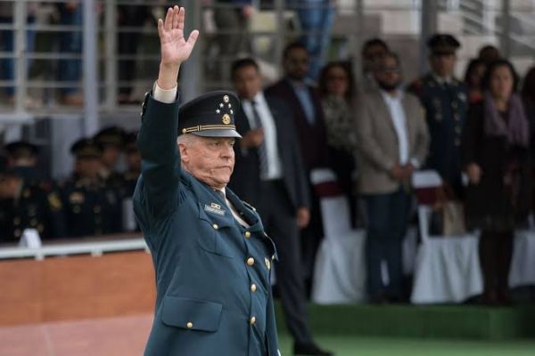 Cienfuegos llega a México y queda libre.