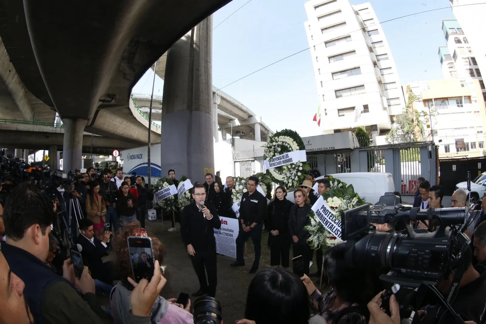 El PAN lleva coronas de flores a la CDNH por “la muerte de los derechos humanos”