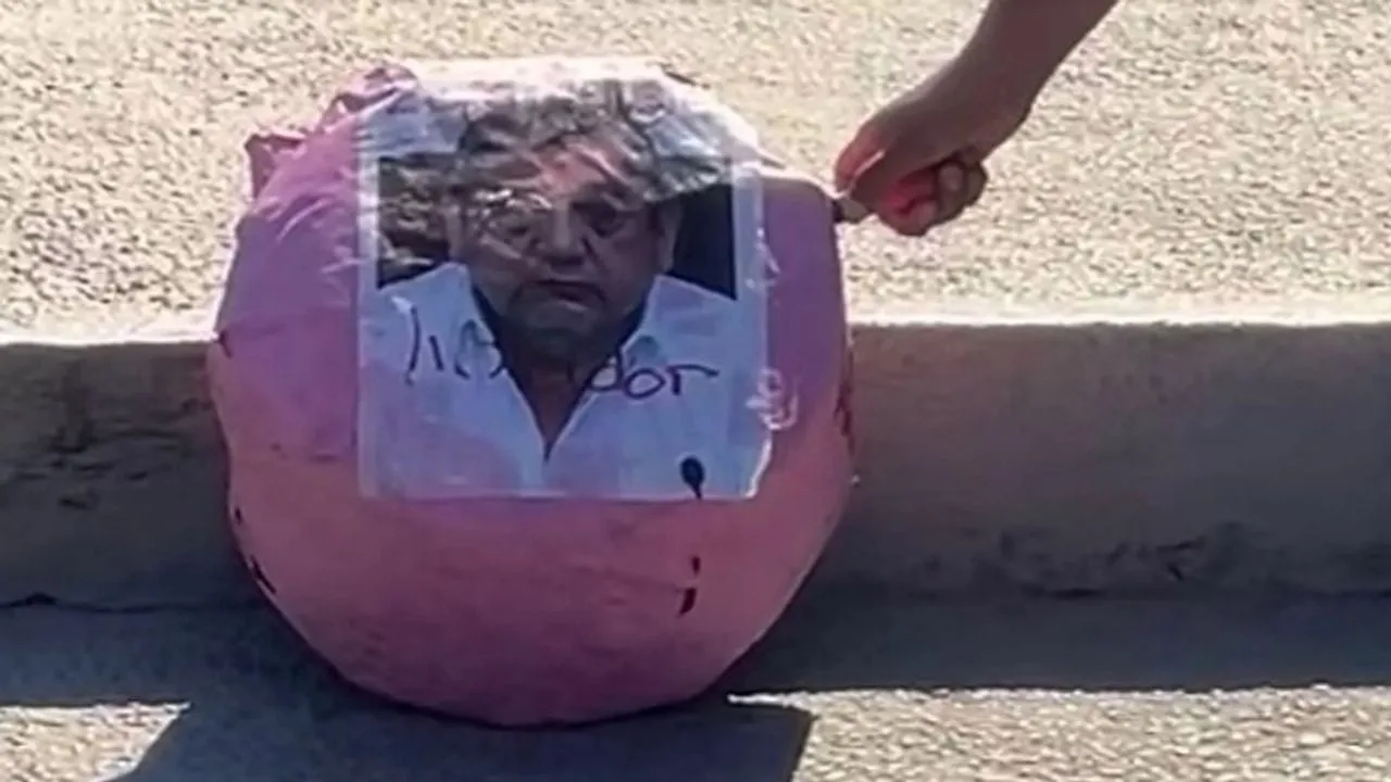 Mujeres queman figura de Félix Salgado Macedonio durante marcha del 8M en Guerrero