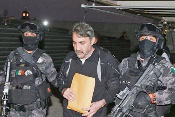 Damaso acusa al Chapo y a Emma a cambio de su libertad.