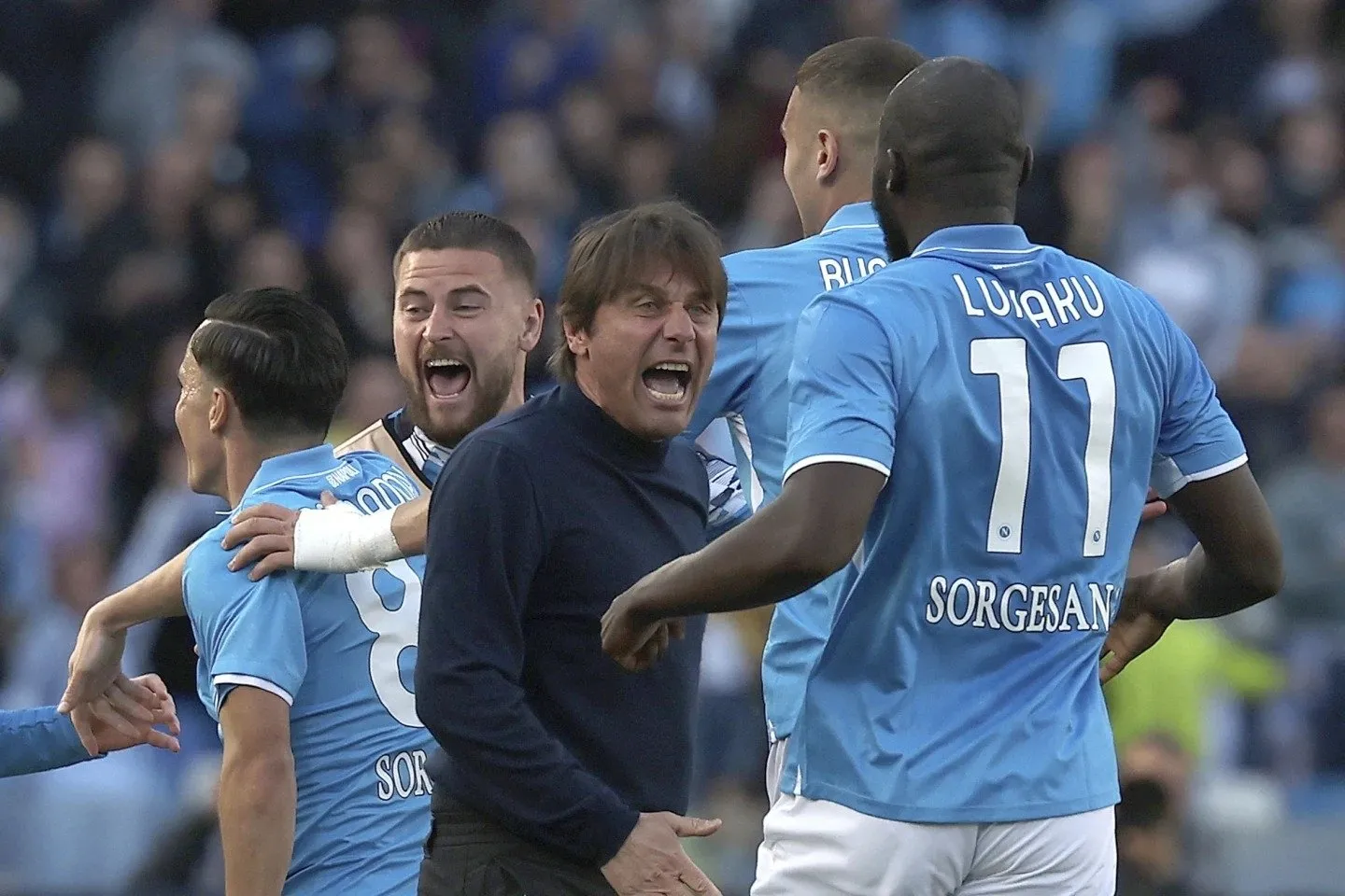 Napoli mantiene la presión sobre el líder de la Serie A, el Inter, y vence 2-1 a la Fiorentina