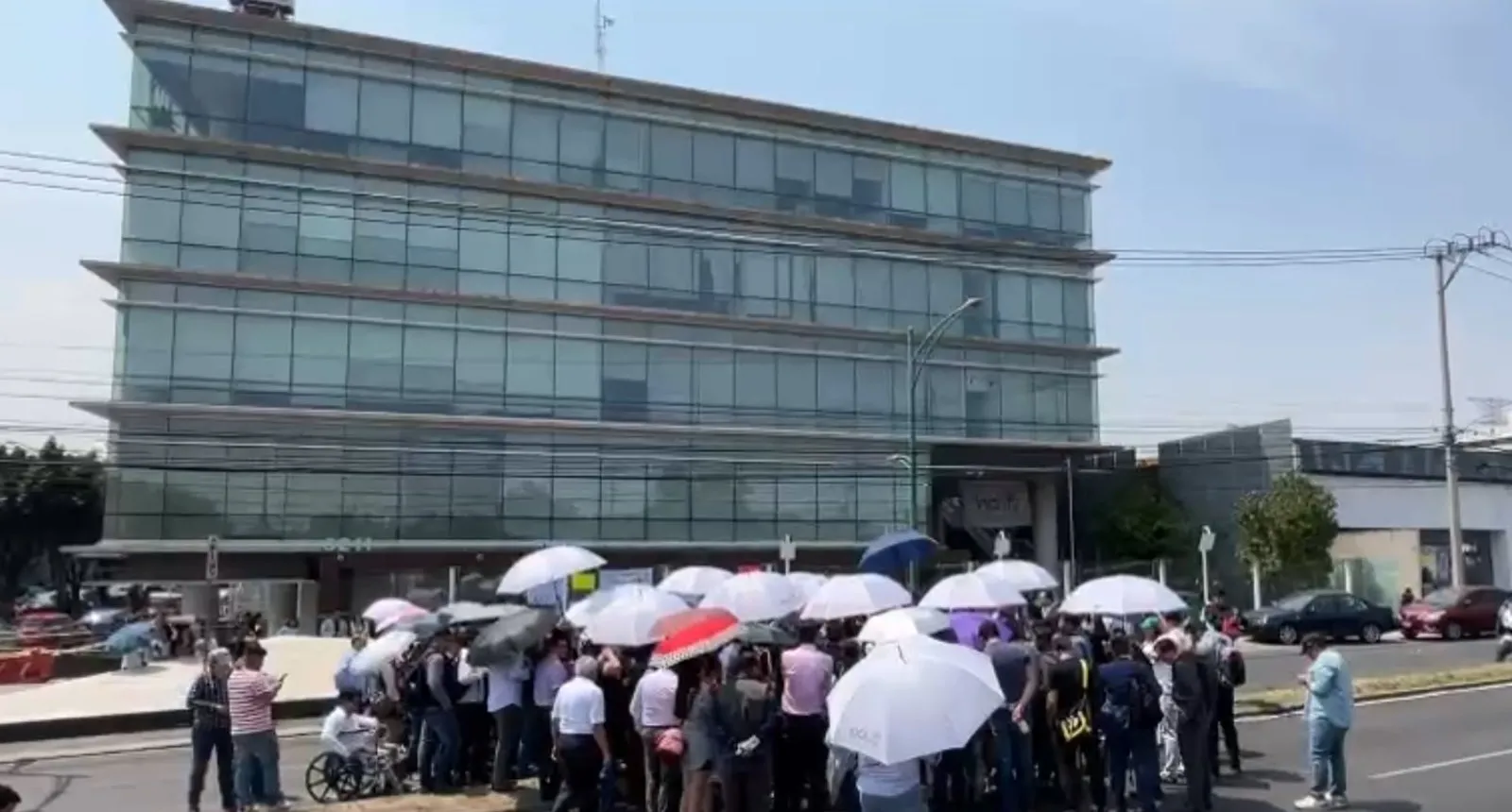 Reclamos de trabajadores e incertidumbre en el último día de existencia del INAI