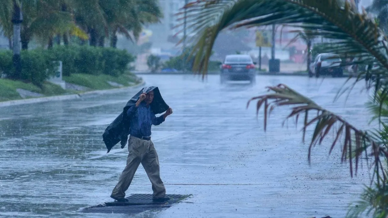 Huracán Flossie amenaza con ser categoría 2; lluvias torrenciales el martes en estas entidades