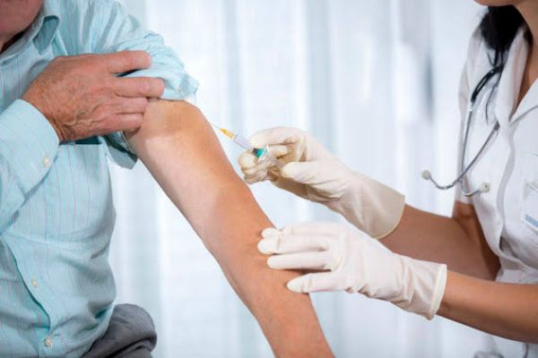 Sufren reacciones alérgicas tras vacunarse contra COVID19 en Reino Unido