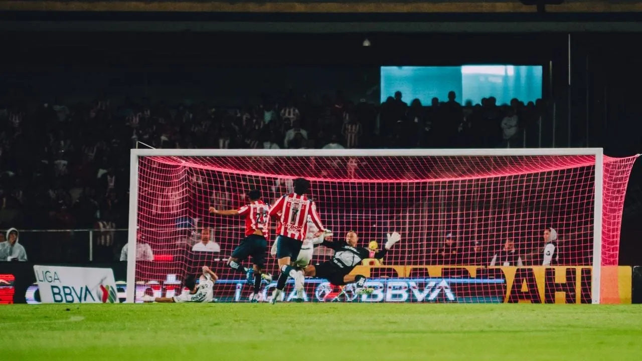 Chivas logra remontada de 2-1 ante Pumas para ligar su tercera victoria en el Apertura de la Liga MX (Video)