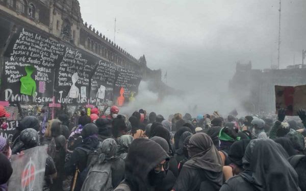 Manifestantes tiran vallas que protegían Palacio Nacional