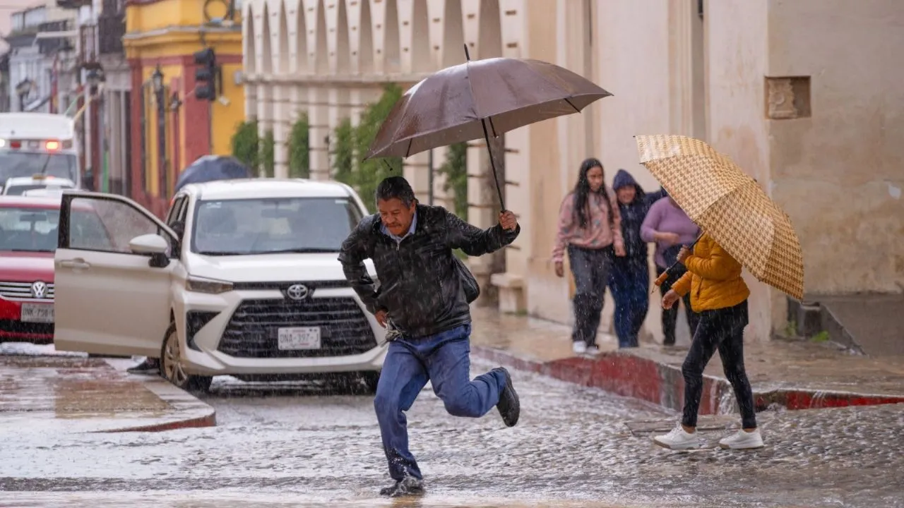 Entra ahora la onda tropical 38; lluvias intensas pegarán el jueves a los siguientes estados