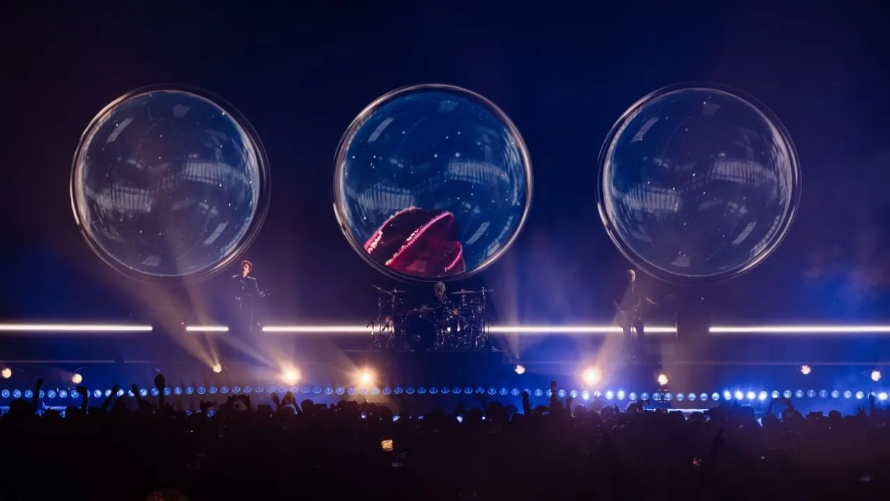 Entre retrasos, nostalgia y un holograma Cerati se despide Soda Stereo de CDMX (Videos)