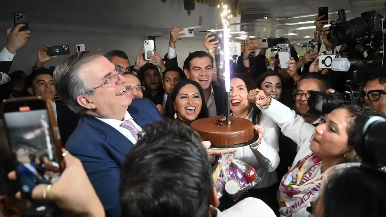 Reciben a Ebrard con porras, “Las Mañanitas” y pastel por su cumpleaños (Video)