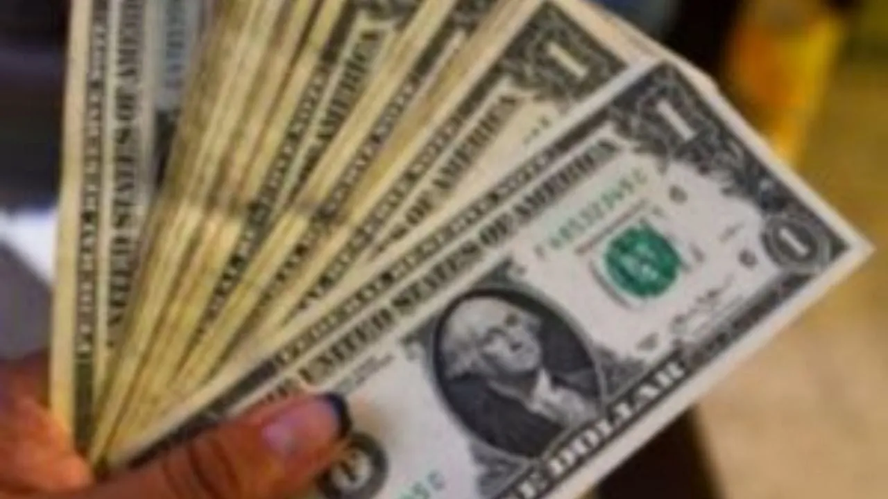 Peso pierde ante fortalecimiento del dólar