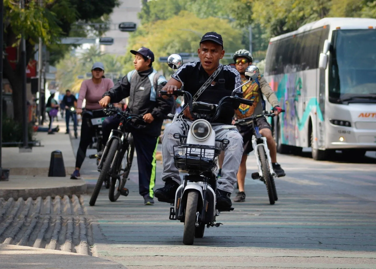Motos eléctricas en la CDMX deberán tener placa, tarjeta de circulación y usuarios portar casco