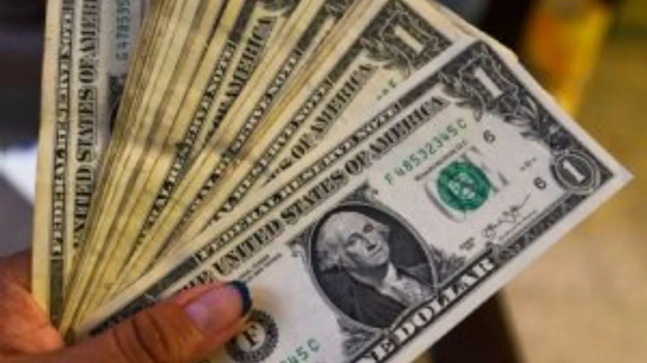 Peso pierde ante corrección del dólar