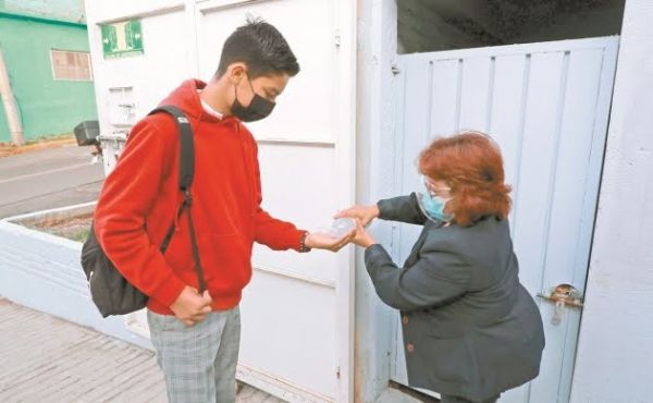 Al menos 10 alumnos estan bajo sospecha de COVID19