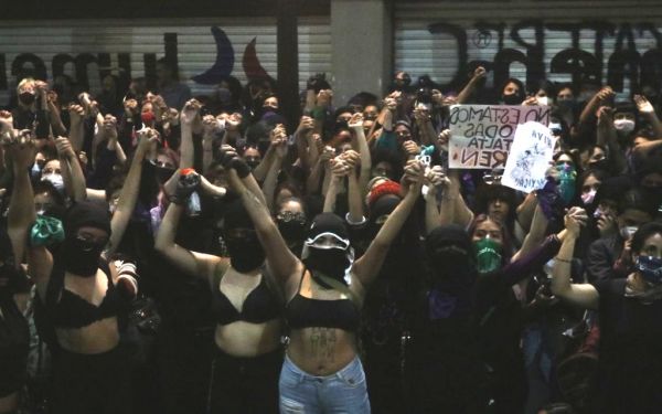 Feministas realizan Antigrita en oficinas tomadas de la CNDH