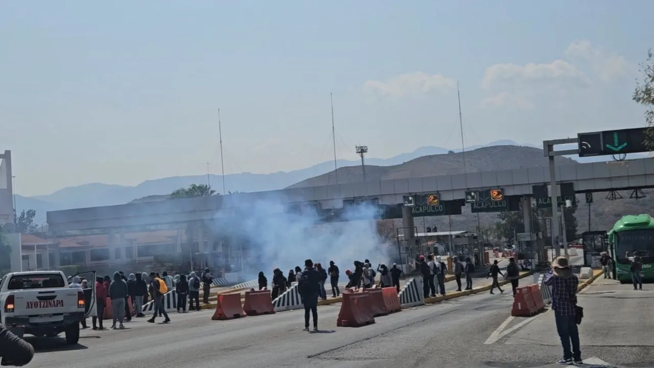 Normalistas de Ayotzinapa protestan por el homicidio del activista Marco Antonio Suástegui