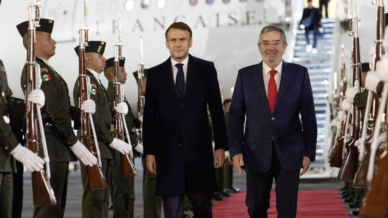 Emmanuel Macron llega a México; sostendrá una reunión con Sheinbaum en Palacio Nacional