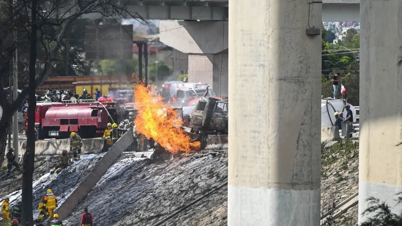 Muere conductor de microbús alcanzado por la explosión de pipa en Iztapalapa
