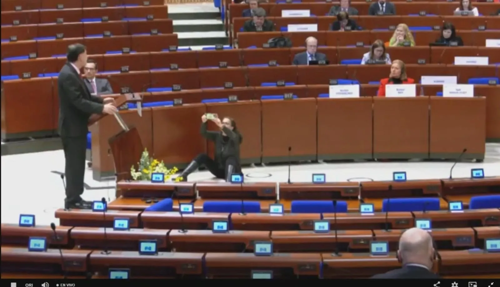 Noroña defiende la reforma judicial en Europa ante un auditorio casi vacío (Video)
