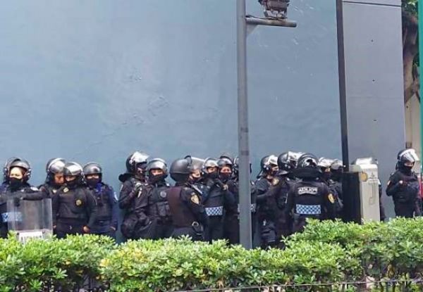 Policías resguardan SSC por manifestaciones.