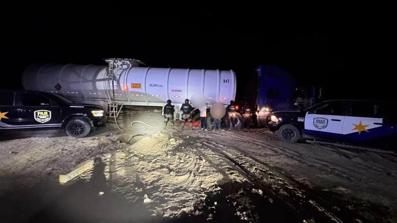 Descubren a dos huachicoleros ordeñando ducto de Pemex en Coahuila
