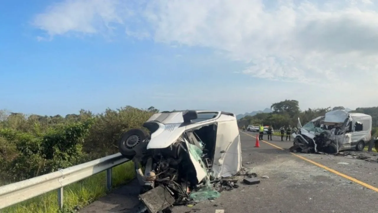 Choca comitiva que se dirigía a evento de Sheinbaum en Veracruz; hay 3 muertos y 10 heridos