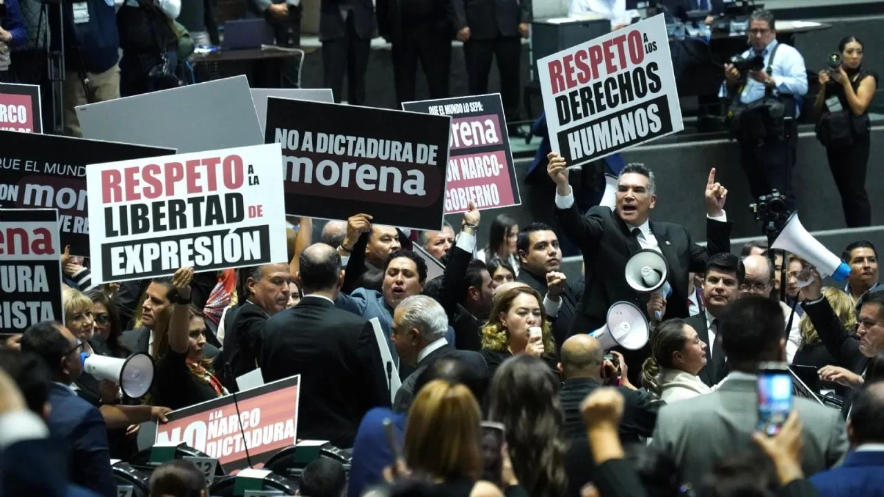 Priistas irrumpen en la sesión con megáfonos y pancartas para denunciar “narcodictadura” (Video)