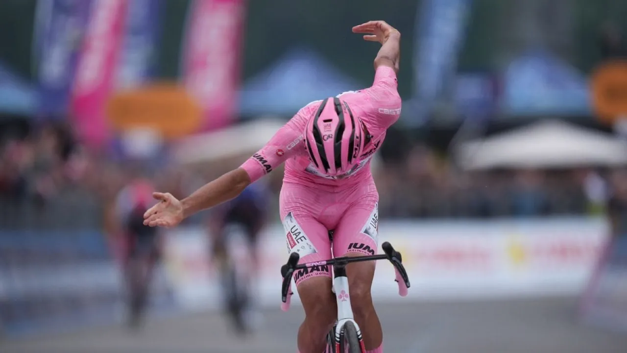 Isaac del Toro gana su primera etapa en el Giro de Italia y mantiene el liderato