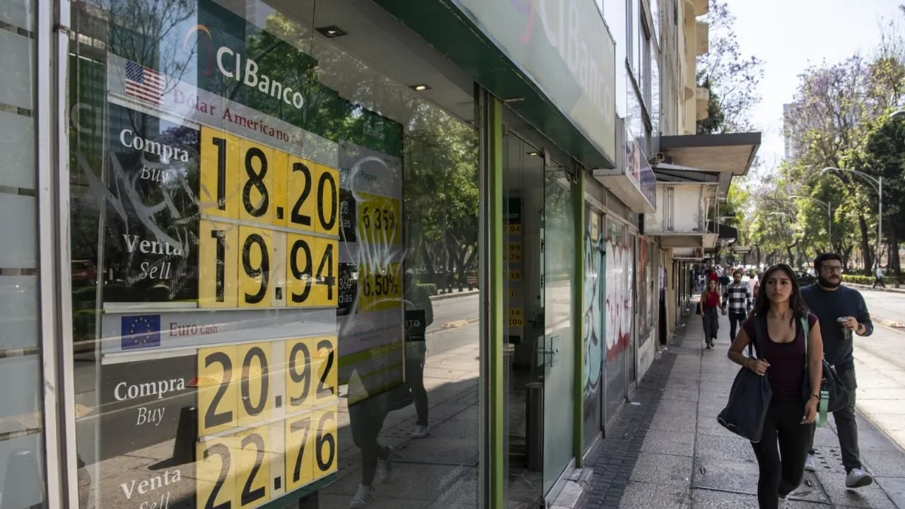 Peso pierde ante salida de capitales, según datos de Bloomberg