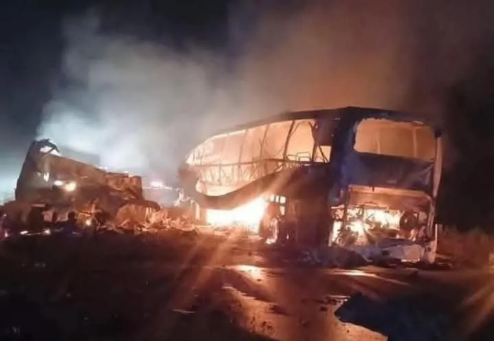Fatal choque de un autobús con un tráiler en Campeche deja más de 30 muertos
