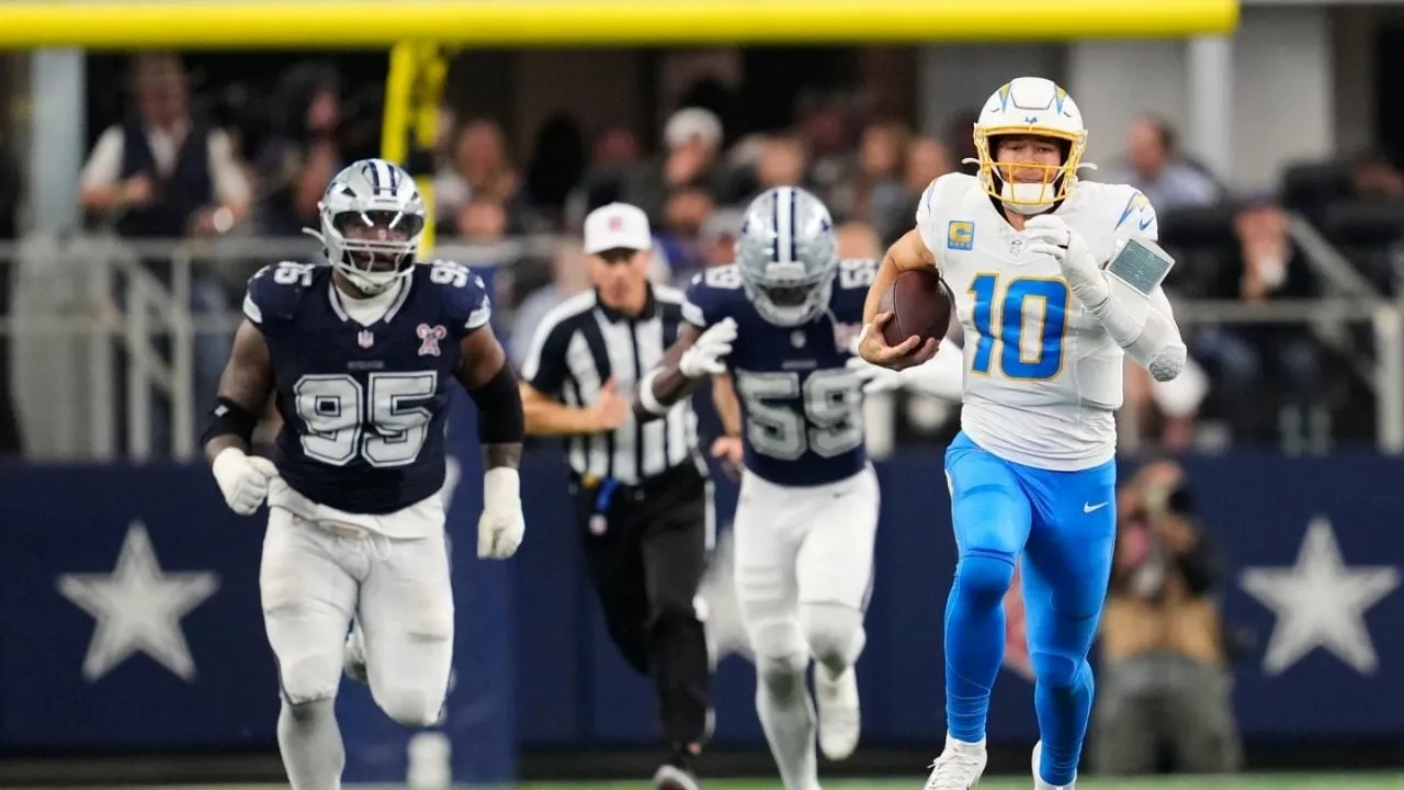 Los Chargers mantienen el camino a los playoffs al derrotar 34-17 a los Cowboys