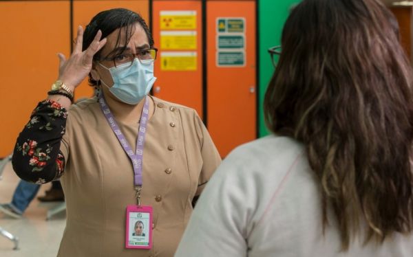 Trabajadora del IMSS ayuda a personas sordomudas a detectar COVID19