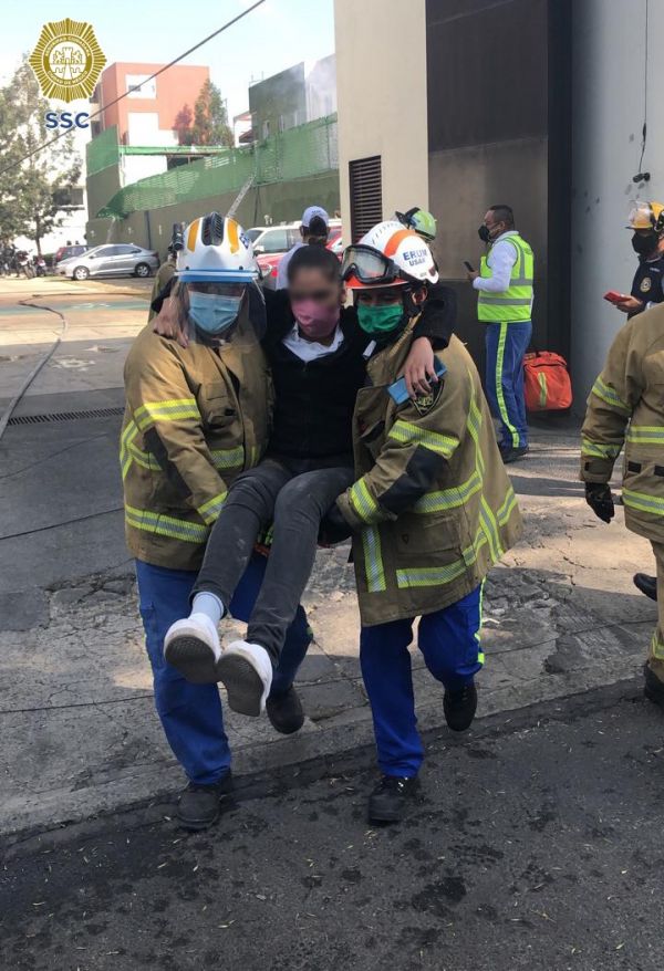 Incendio en mercado de Jamaica, reportan heridos